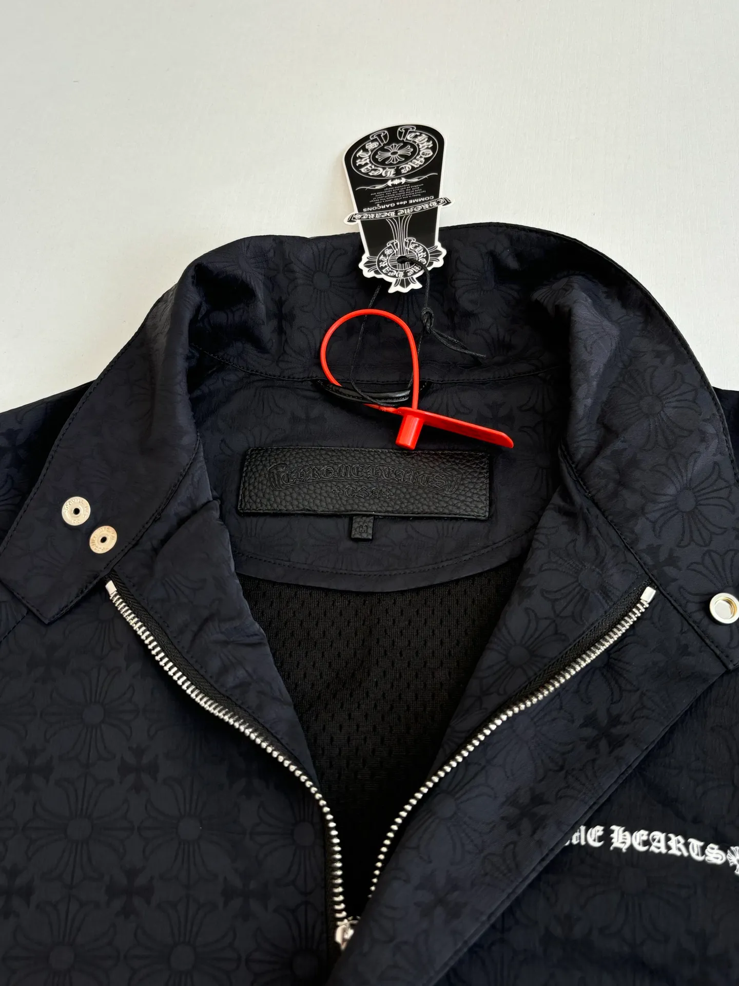 P650 Chrome Hearts*/Chrome Hearts 25Fw new all-over printed dark pattern zipper jacket Customized phantom floral silk woven fabric with excellent texture, comfortable and close to the skin, with obsidian black as the main tone, like star trails under the night, encountering the CH pattern covering the body, derived from the brand's profound cultural heritage, quietly emerging in a looming manner, dark pattern aesthetics, rebellious compatibility, low-key edge, full of recognition Interpretation of unparalleled fashion style, casual sophistication, making every touch a ceremonial experience. Process 1: Fabric jacquard technology. By weaving the full CH dark jacquard texture technology on the surface of the fabric, controlling the interweaving of warp and weft lines, precisely controlling the interweaving density and tension of the yarn to make it more three-dimensional. Process 2: Using glue printing. The printing has been modified three times with the film screen. Use glue liquid paint to print the pattern on the fabric. Bake the fabric to fix the printing pattern. Technique 3: Infrared positioning cutting machine. The precise positioning of materials is achieved through infrared emitters and infrared receivers. The accuracy can reach the micron level, thereby meeting the effect of high-precision cutting of alignment and striping. Process 4: The fabrics are washed and have a better hand feel and texture. They are not easy to deform, not easy to shrink, not easy to fade, and maintain long-term beauty. Size: S/M/L/XL